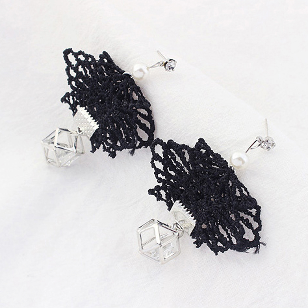 [ER118]거미줄 자수 포인트 유니크 귀걸이