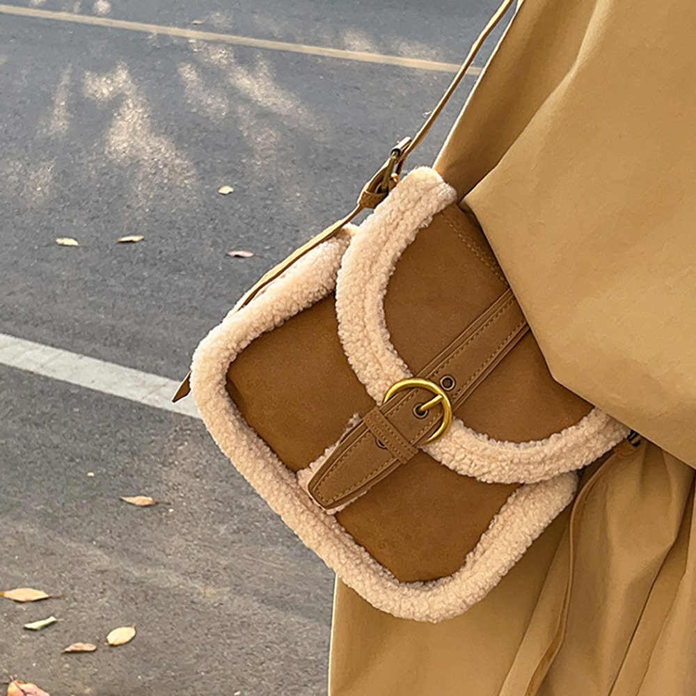 [EF287]양털 시어링 버클 크로스백